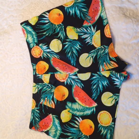 City Streets black shorts fruit theme size large - Picture 6 of 9
